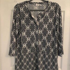 Croft & Barrow women’s Black and White Geometric Blouse. Size Large.